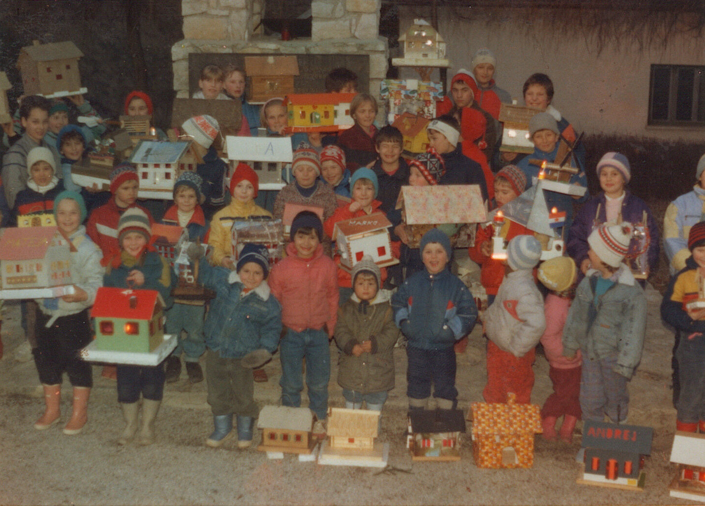 Otroci z barčicami v Kamni Gorici leta 1987